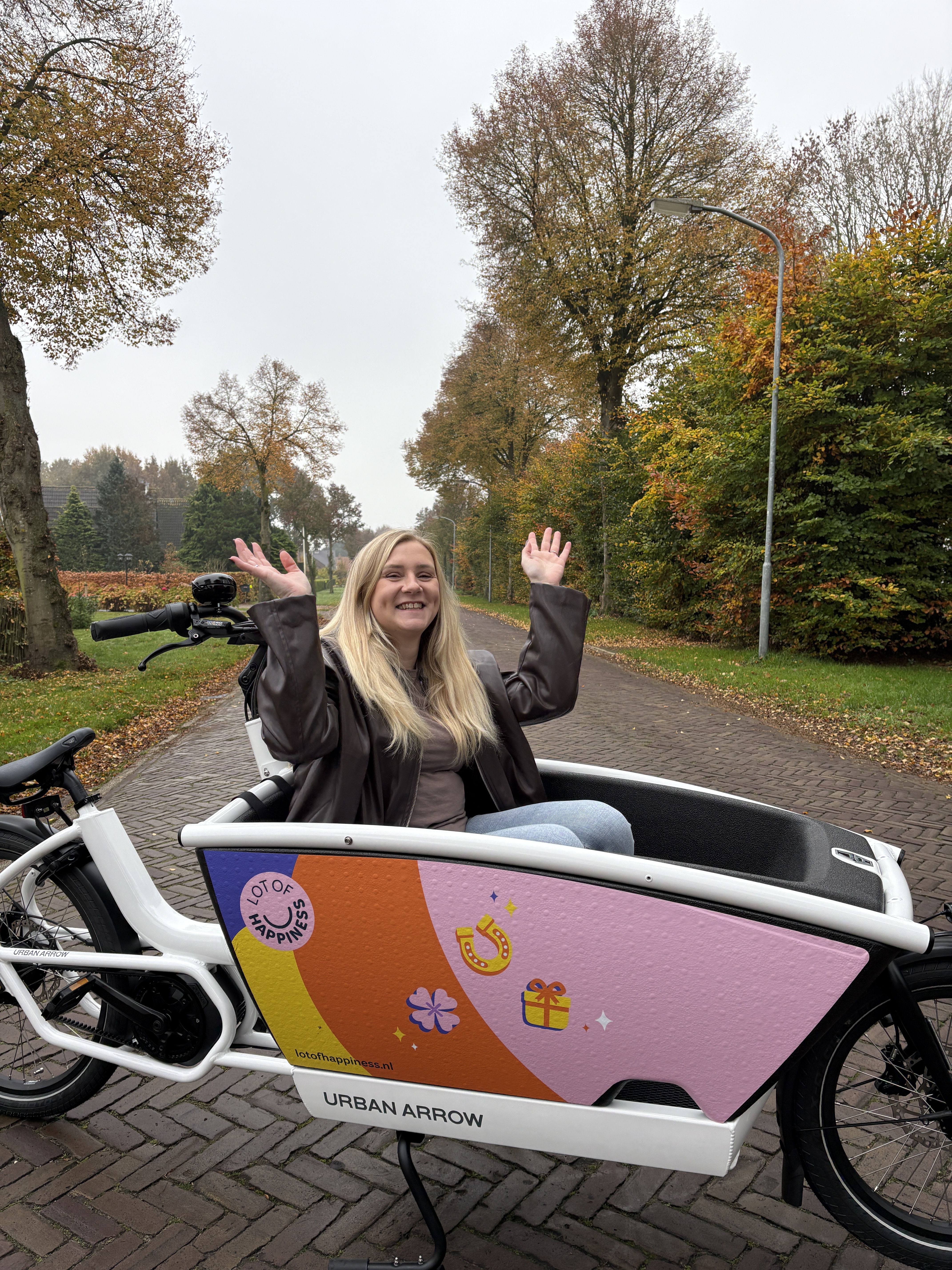 Win-winnaar Monique van de elektrische bakfiets van Lot of Happiness
